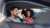 Eine lächelnde Frau und ein lächelnder Mann zusammen in einem Auto.