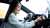 Frau im Auto tippt auf den Bildschirm