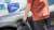 Mann an Aral pulse Ladestation